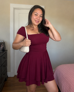 Vestido Corto de Escote Cuadrado con Cintura Definida y Falda con Vuelo