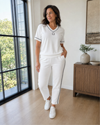 Elegante conjunto de top y pantalón con cuello en V