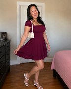Vestido Corto de Escote Cuadrado con Cintura Definida y Falda con Vuelo