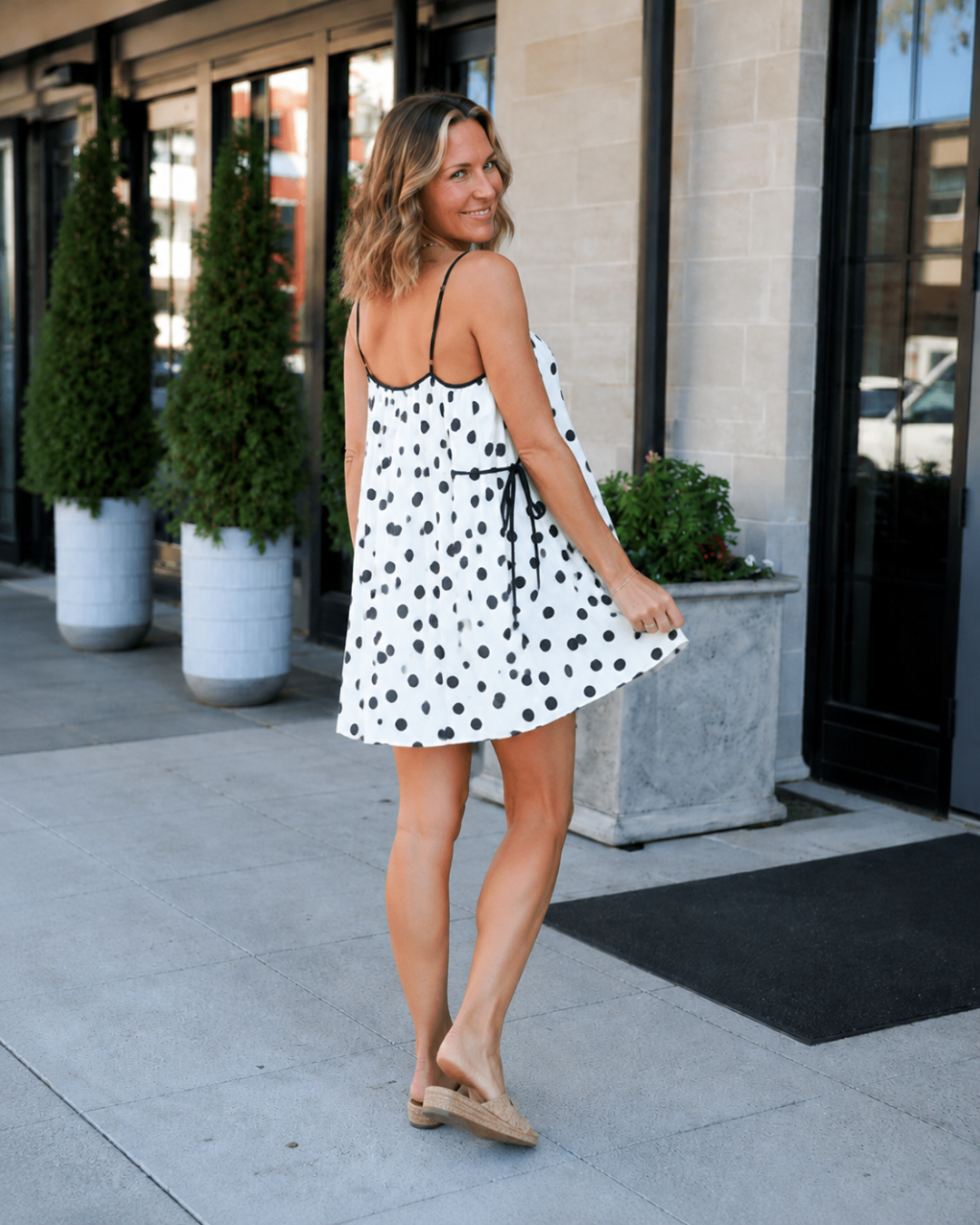 Vestido Corto de Lunares con Tirantes Finos
